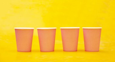 Sarı pankartta dört boş bardak - tam kavram