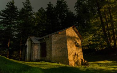 Eski bir kilise binası gece manzarası fotoğrafçılığı