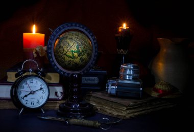 Saatin seyahat kavramını gösterdiği klasik dünya haritası