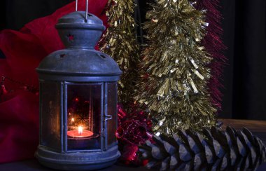 Mum ışığında fener ve noel süsleri