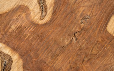 Doğal ahşap parçasına yakın çekim kaba bir zemin oluşturur.