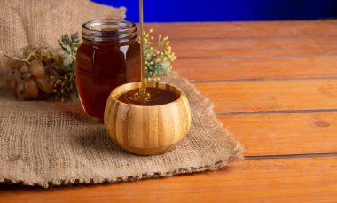 Mutfak masası manzaralı doğal bal kavanozu..