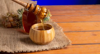 Mutfak masasında damlatan ballı üst kumaş manzaralı..