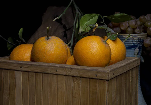 Oranges Fraîches Dans Panier Bois Avec Des Feuilles Vertes — Photo