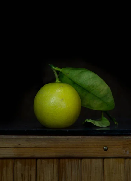 Ferme Gros Plan Frais Citron Avec Feuille Verte Sur Panier — Photo