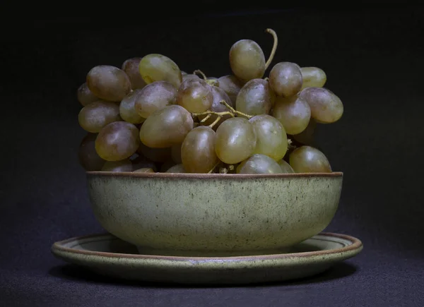 Pot Full Natural Fresh Grapes Isolated Background — Stock Photo, Image