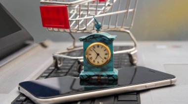 Arkaplanda el arabası olan online alışveriş için 24 saat teslimat konsepti.