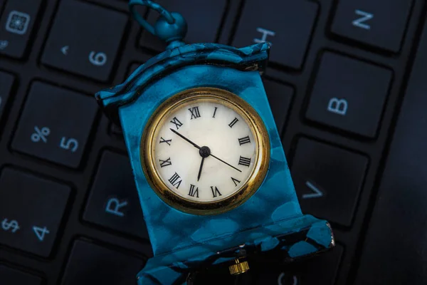 Klavye Yakın Görüntüsünde Klasik Saat Minyatürü — Stok fotoğraf