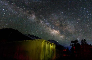 Samanyolu galaksisi takımyıldızı gökyüzünde yükseliyor..