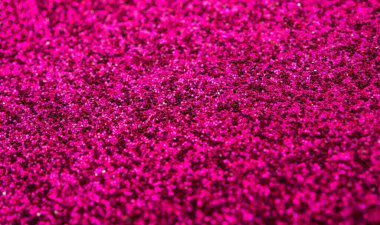 Pembe yaldızların kapanışı koyu bir arkaplan oluşturuyor..