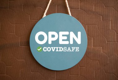 Dükkânın girişinde güvenlik levhası ile açığız..