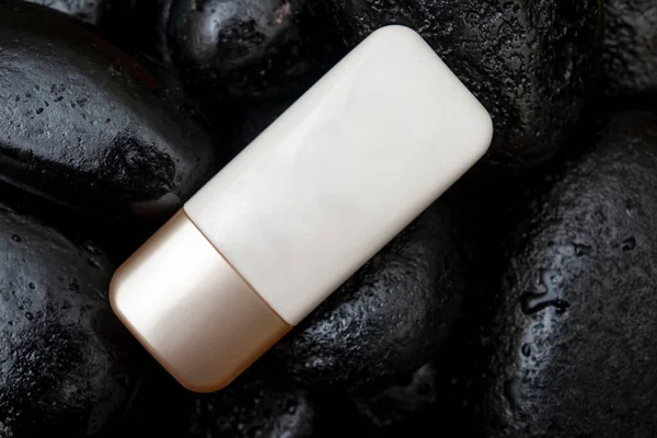 黒石を背景にしたスキンケアの秘密製品 — ストック写真