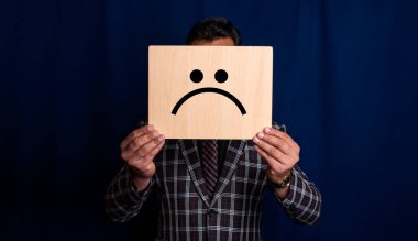 Hüzünlü yüz simgesi olan müşteri - kötü servis kavramı.