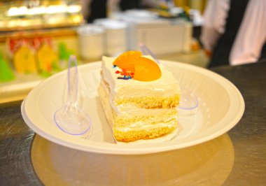 Renkli tatlı pasta kaşık ile hizmet vermeye hazır