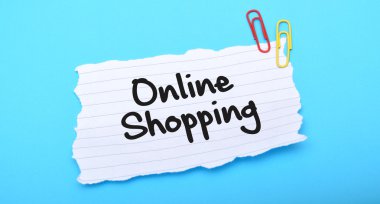 Kağıt üzerinde mavi arka plan ile online alışveriş wrriten
