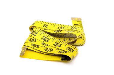 Beyaz zemin üzerine sarı renk measureing teyp