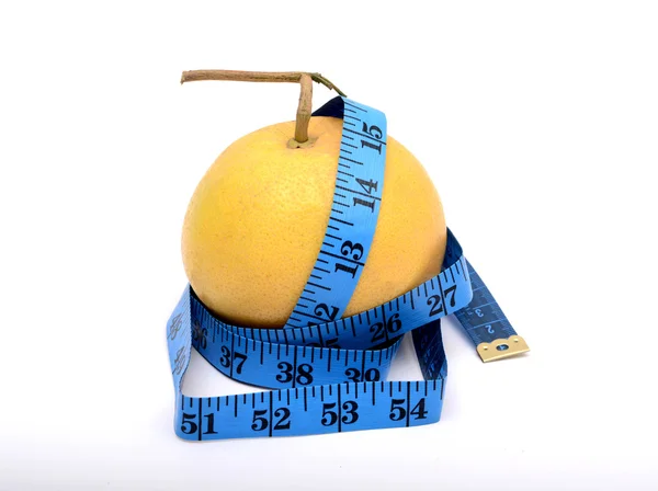 Грейпфрут з вимірювальною стрічкою концепт-фітнес — стокове фото