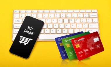 Kredi kartları yığını üstünde klavye simgesiyle online mağaza satın