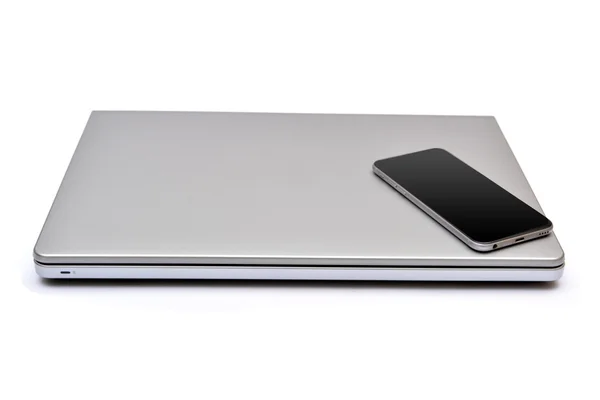 Smartphone no laptop isolado fundo branco — Fotografia de Stock