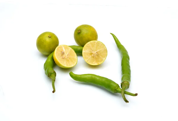 Limoni e peperoncini verdi Isolati su bianco con foglia — Foto Stock