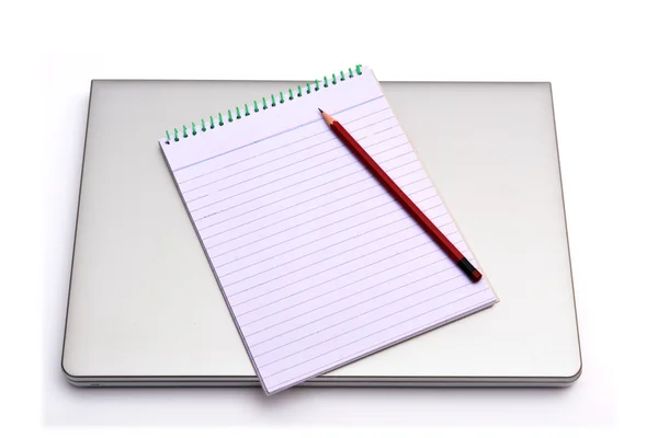 Kalem Isolated latop üstüne ile not etmek — Stok fotoğraf