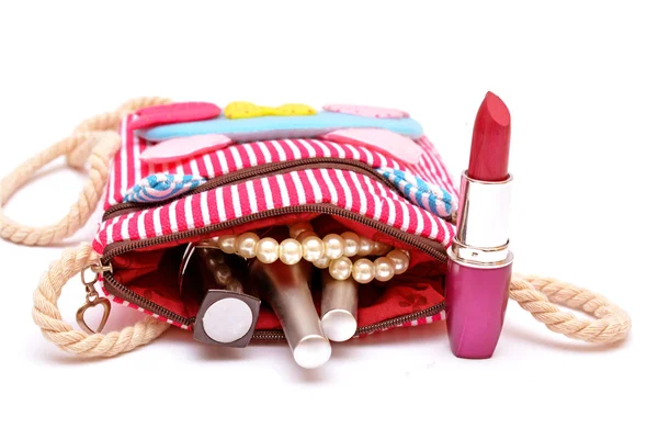 Κάνει κιτ κραγιόν βερνίκι νυχιών που βγαίνει από το εύχρηστο τσάντα κορίτσι — Φωτογραφία Αρχείου