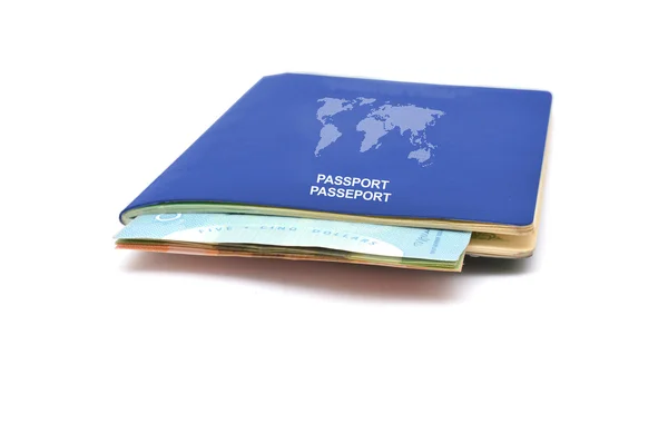 Dinheiro dentro de um passaporte isolado em branco — Fotografia de Stock