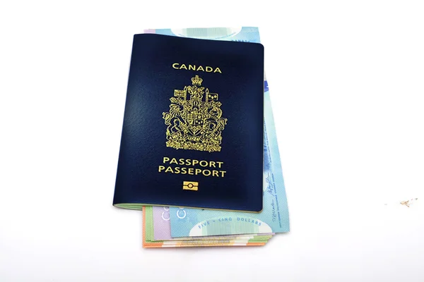Para birimi notlar izole Candian pasaport içinde