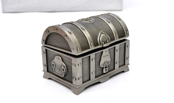 Velha caixa do tesouro apaixonado isolado em branco — Fotografia de Stock
