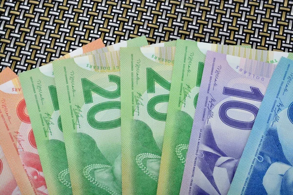 Canadese dollar munt bankbiljetten op witte achtergrond — Stockfoto