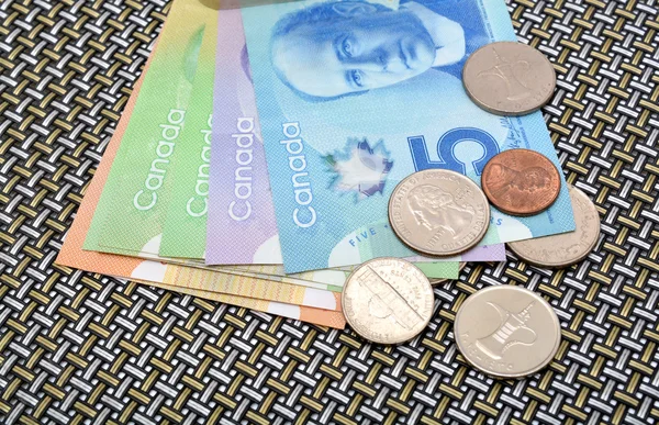Canadese dollar munt bank biljetten en munten — Stockfoto