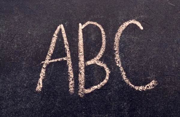 ABC Alfabetos escritos en pizarra con tiza — Foto de Stock