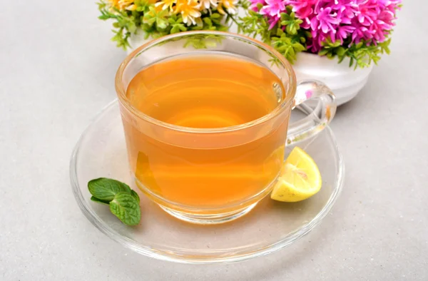 Taza de té verde con limón y hoja de menta — Foto de Stock