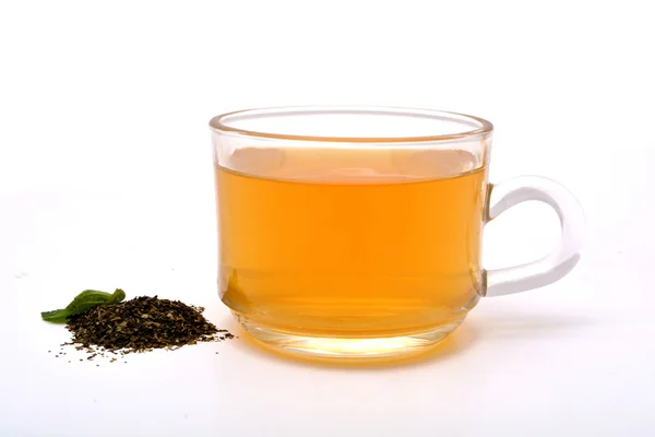 Zelený čaj pohár s hromady na bílém pozadí — Stock fotografie