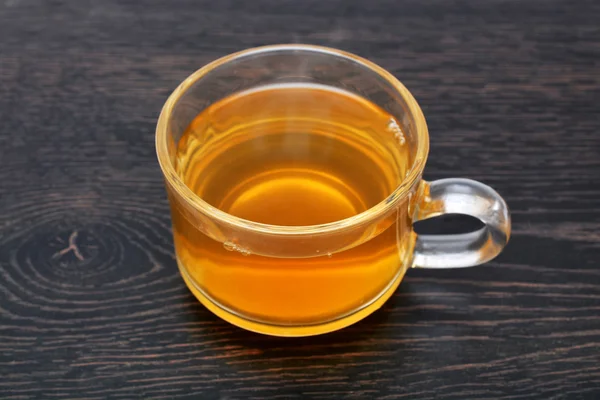 Taza de té verde aislada sobre fondo de madera — Foto de Stock