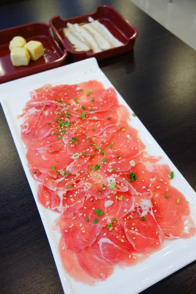 Taze domuz eti dilimleri