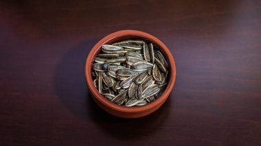 Bir çömlek içinde ayçiçeği çekirdeği, seçici odak