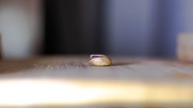 Ahşap arka planda kurumuş fındık yakın plan, seçici odak