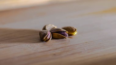 Ahşap arka planda kurumuş fındık yakın plan, seçici odak