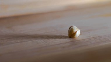 Ahşap arka planda kurumuş fındık yakın plan, seçici odak