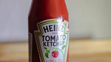 Etimesgut, Ankara, Türkiye - 24,10.2020: Ahşap zemin üzerinde Heinz Ketçap Yakın plan