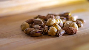 Ahşap arka planda kurumuş fındık yakın plan, seçici odak