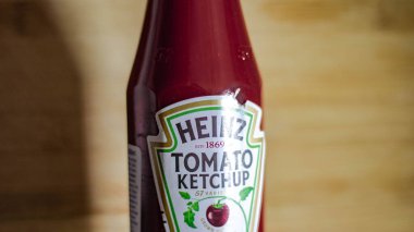 Etimesgut, Ankara, Türkiye - 24,10.2020: Ahşap zemin üzerinde Heinz Ketçap Yakın plan