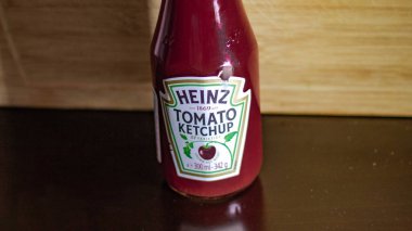 Etimesgut, Ankara, Türkiye - 24,10.2020: Ahşap zemin üzerinde Heinz Ketçap Yakın plan