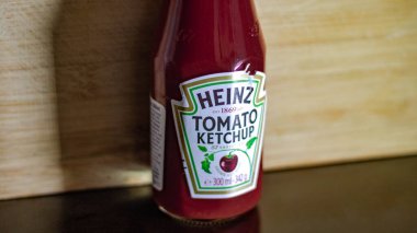 Etimesgut, Ankara, Türkiye - 24,10.2020: Ahşap zemin üzerinde Heinz Ketçap Yakın plan
