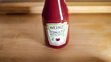 Etimesgut, Ankara, Türkiye - 24,10.2020: Ahşap zemin üzerinde Heinz Ketçap Yakın plan