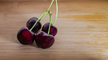 Ahşap arka planda kirazlar, seçici odak 