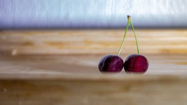 Ahşap arka planda kirazlar, seçici odak 