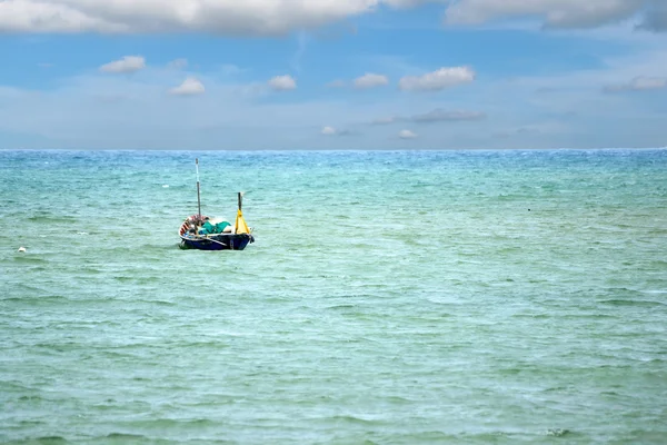 Fishing boats floating in the sea. — Stock Photo, Image