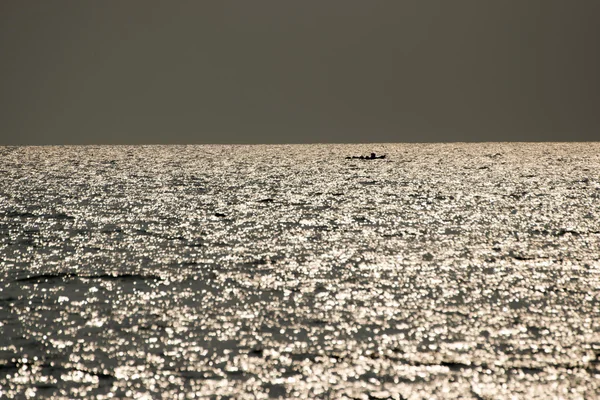 Bateaux de pêche flottant dans la mer . — Photo